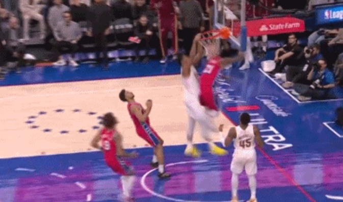 中国九游体育-这球是真的炸裂😲亨特快攻中起飞骑扣恩比德 大帝跪倒在地