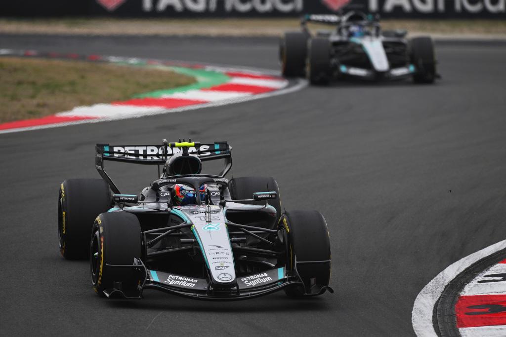 F1中国大奖赛落幕，梅奔车手安东内利夺得生涯正赛首冠